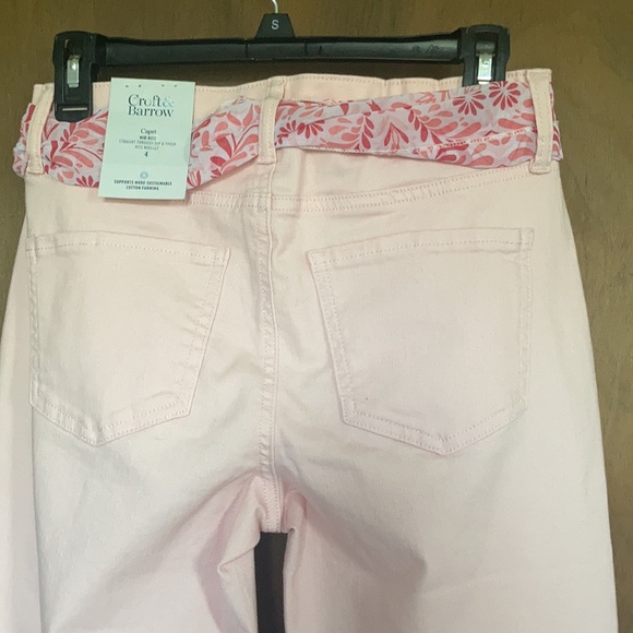 Croft & barrow pink jean mid rise Capri with floral scarf belt size 4 - Picture 15 of 17